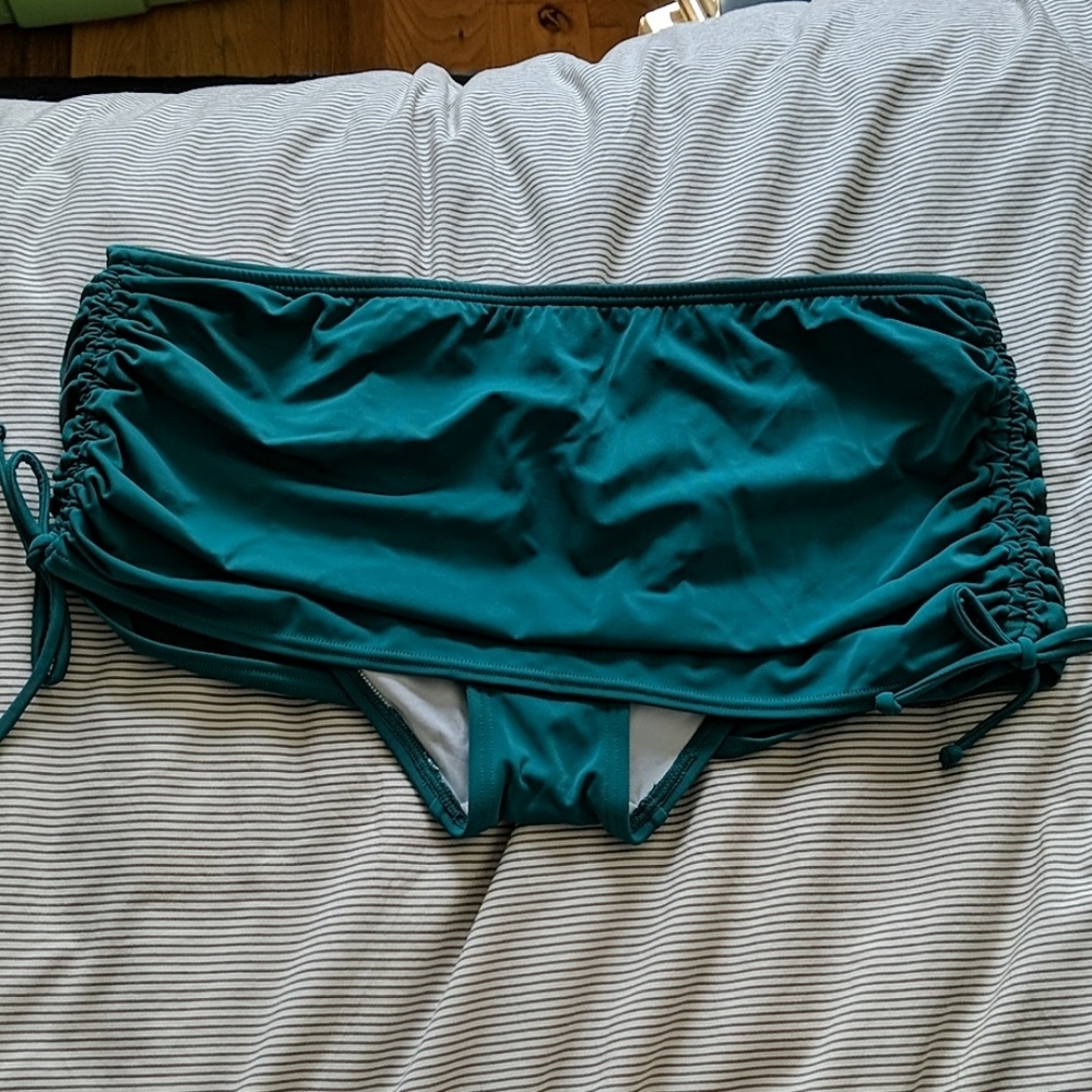 NWOT VS Rouched Skirted Bikini bottoms